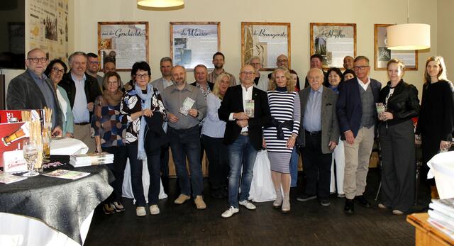 Ernst Köpl präsentierte im stilvollen Ambiente der Schremser Brauerei den neuen Kulturfolder. | Foto: Walter Kellner