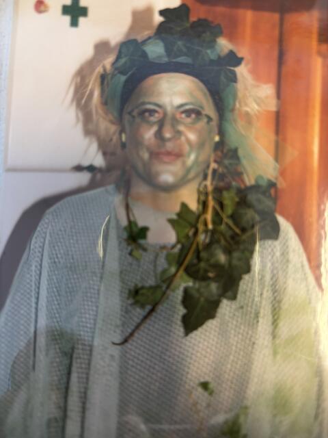 Veronika Walch mag auch den Fasching. Dieses Bild stammt aus dem Jahr 2001: "Meine schönste Maskerade", sagt sie. | Foto: privat