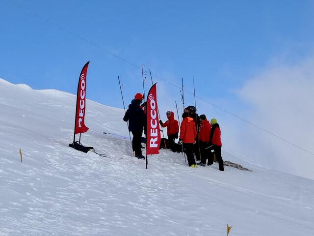 Die Talschaft Lermoos übte die Suche mit dem RECCO-System. | Foto: Markus Wolf/Adolf Kerber