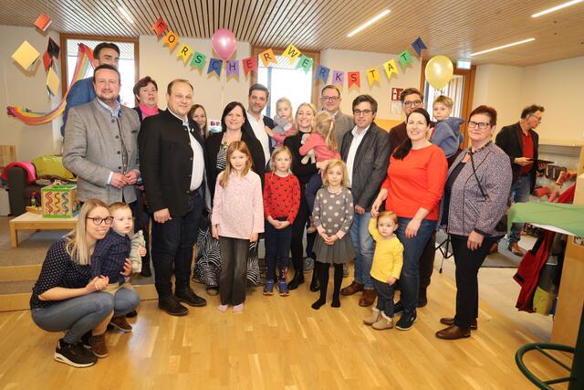 Bürgermeister Klaus Strein (vordere Reihe, 2. v. l.) mit Team, Kindern und Ehrengästen.  | Foto: Schleich