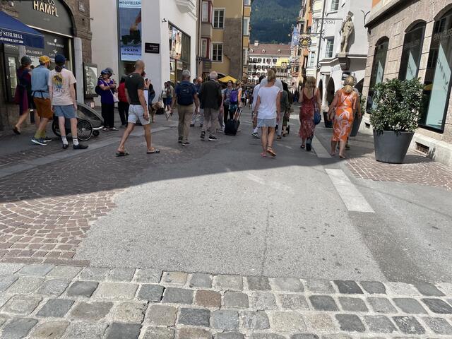 Sicherheitspoller in der Maria-Theresien-Straße auf Höhe Kaufhaus Tyrol (im Süden) sowie am nördlichen Ende der Maria-Theresien-Straße  und in der Herzog-Friedrich-Straße am südlichen Eingang sowie der Ottoburg sollen umgesetzt werden. | Foto: MeinBezirk