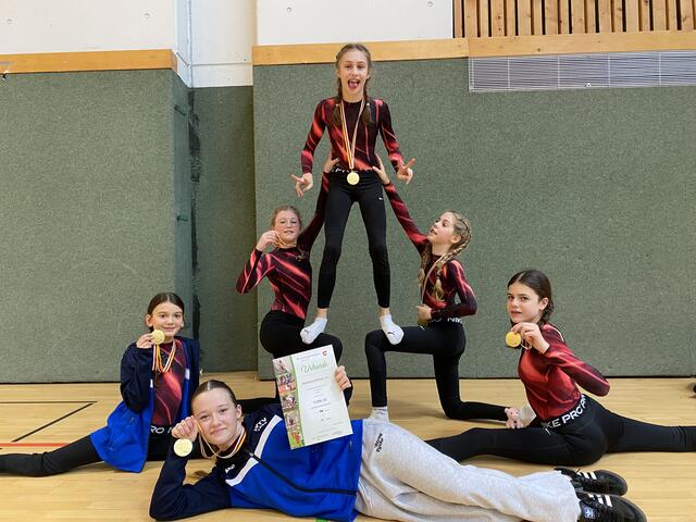 Vorne liegend: Larina, 2. Reihe: links – Florentina, rechts – Lina, 3. Reihe: links – Merel, rechts – Johanna, hinten oben: Melina | Foto: Privat