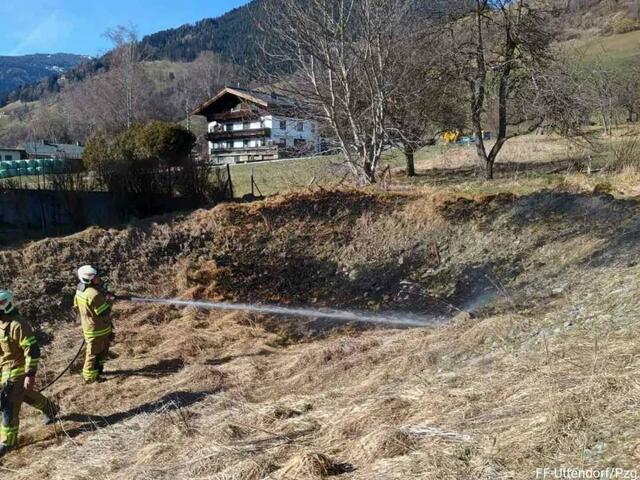 In der Kirchenstraße in Uttendorf kam es Sonntagnachmittag auf einem leer stehenden Grundstück zu einem Flurbrand. | Foto: Feuerwehr Uttendorf im Pinzgau