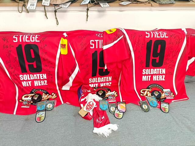 Diese Trikots sind weit mehr als Fanartikel – sie wurden in den letzten fünf Monaten von Kindern getragen, die dank der Aktion "Gemma KAC schaun" und den Fanclubs Stiege 19 und Vikings Heimspiele des EC-KAC besuchen durften. | Foto: Soldaten mit Herz