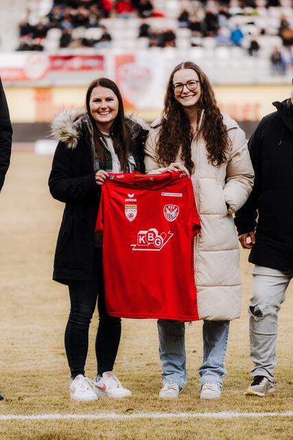 Marco Mitterböck und Cornelia Fuchs mit dem neuen Trikot. | Foto: KSV 1919