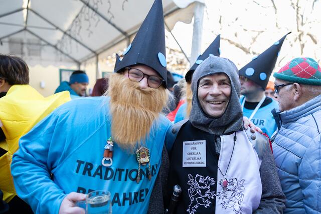Rudi Wieselthaler (l.) kam als Ritter als Kämpfer für Oberlaa, Unterlaa und Rothneusiedl. | Foto: René Brunhölzl/MeinBezirk
