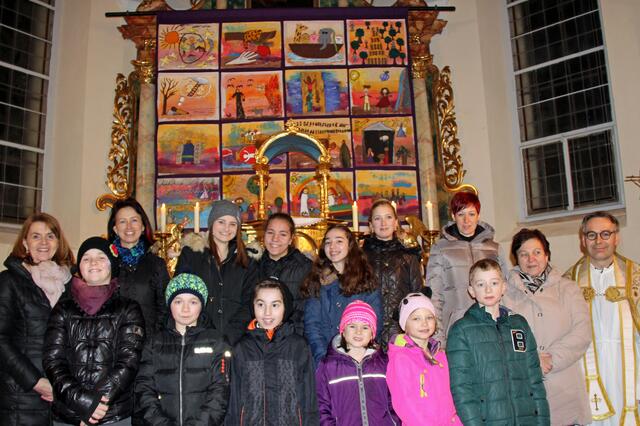 Nach dem Kreuzweg in slowenischer Sprache im Jahr 2016 wurde das Kinderfastentuch des Kulturvereins Drava feierlich gesegnet und der Pfarrkirche übergeben. | Foto: Rosina Katz-Logar