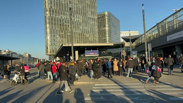 Gegen 16 Uhr wurde der Wiener Hauptbahnhof aufgrund einer Bombendrohung evakuiert.  | Foto: Vanessa Zrzavy/MeinBezirk