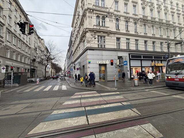 Die Erste Bank Filiale in der Josefstädter Straße 75 wird mit 4. April schließen. | Foto: Philipp Scheiber / MeinBezirk