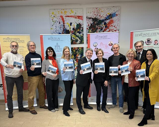 Präsentation der Sonder-EN und der Wanderausstellung im Lichthaus der ev. Pfarre Mödling mit dem Redaktionsteam Harald Höger, Erik Graf, Tina Liebert, Iris Planckh, Pfarrer Markus Lintner, Pfarrerin Anne Tikkanen-Lippl, Kurator Robert Frenz, Sybille Roszner, Bernd Schaefer und Heidi Weyss (v.l.) | Foto: Evangelische Pfarre Mödling