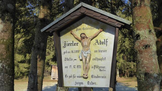 Zum Gedenken an                                                                         Zierler Adolf                                                                                               geb. am 16.3.1917 an dieser Stelle,                                   enthauptet am 15.12.1939 in Plötzensee, Berlin.                        Er gab für seinen Glauben sein junges Leben. | Foto: Adolf Falb