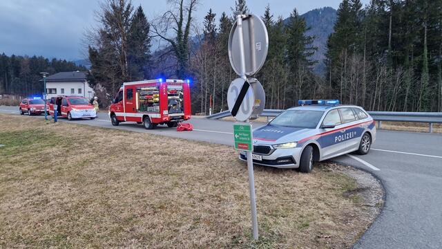 Die 75-jährige Frau aus Hallein verstarb trotz Ranimationsmaßnahmen an der Unfallstelle.  | Foto: Freiwillige Feuerwehr Hallein