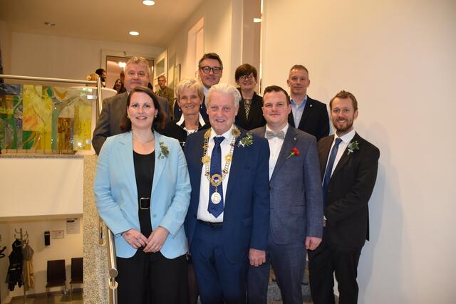 Der Gemeindevorstand mit ÖVP-Bürgermeister Alfred Babinsky, SPÖ-Vizebürgermeister Alexander Eckhardt und sieben Stadträten Marlis Schmidt, Elisabeth Schüttengruber-Holly, Kornelius Schneider und Lukas Niedermayer von der ÖVP, Wolfgang Scharinger (Liste Scharinger), Sabine Fasching (Grüne) und Werner Kral (FPÖ). | Foto: Alexandra Goll