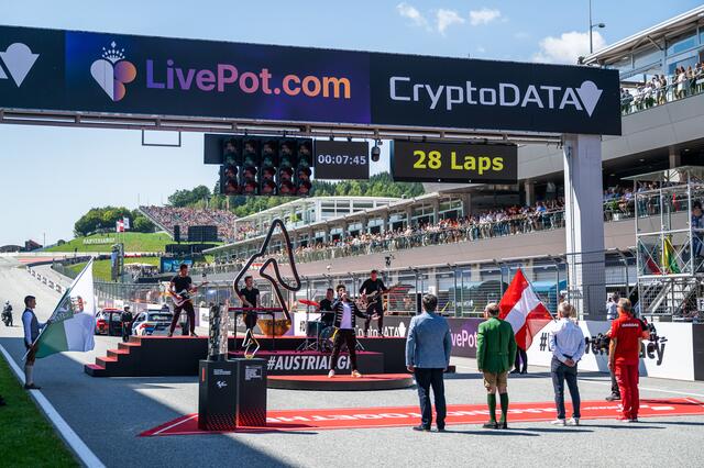 Die Bundeshymne wird direkt auf der Start-Ziel-Geraden gespielt. | Foto: Red Bull Content Pool