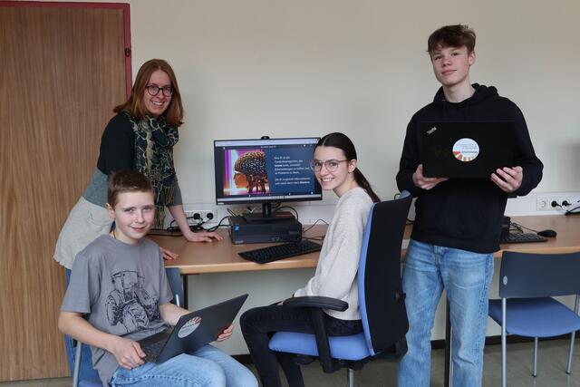 Thomas Penz, Informatiklehrerin Corinna Krobath, Theresa Schlacher und Theodor Trippolt (v. l.) | Foto: Privat