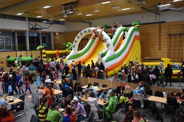 Das bunte Faschingsparadies in der Kufstein Arena bot jede Menge Spiel und Spaß. | Foto: Standortmarketing Kufstein