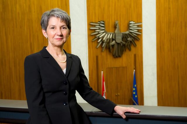 Barbara Prammer war die erste Frau als Nationalratspräsidentin. Sie und weitere bedeutenden Frauen wurden von Künstlerin NIna Maron porträtiert. | Foto: Parlamentsdirektion / WILKE