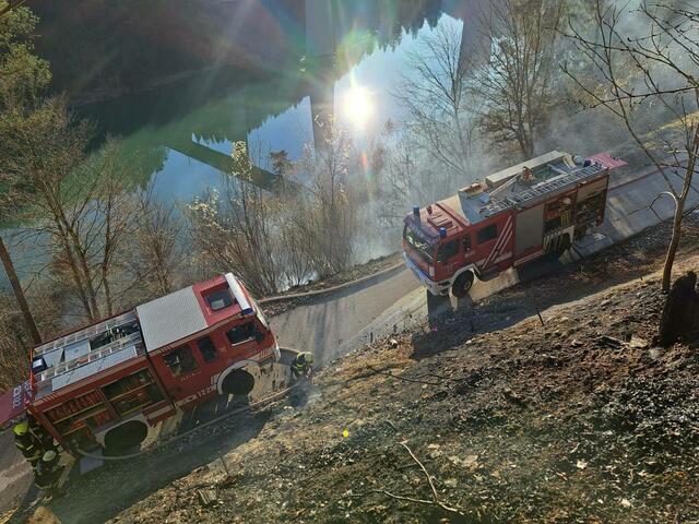 Aufgrund der ungünstigen Lage und Wasserknappheit wurden zwei Feuerwehren mit ihren Tankwägen nachalarmiert. | Foto: Freiwillige Feuerwehr Ruden