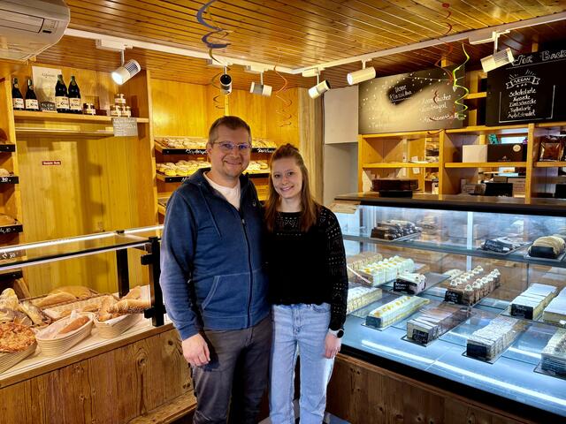 Rebekka und Rainer Florian im Verkaufsraum ihrer Café-Konditorei Florian in Krieglach. Bis maximal Ende des Jahres wollen die beiden ihren Betrieb weiter führen.  | Foto: Koidl