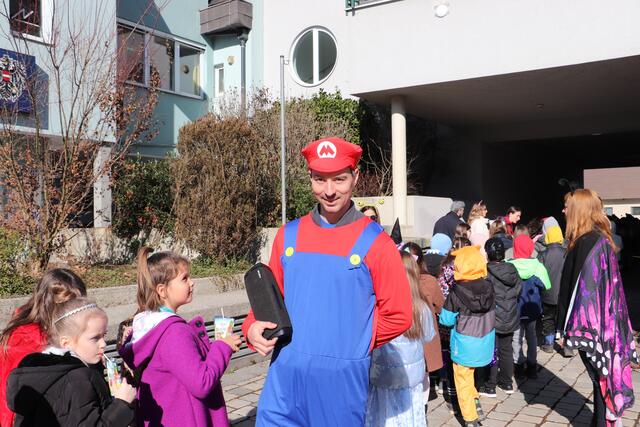 Lehrer Hannes Hussler  als Super-Mario hatte die Musik für die kleine Faschingsparty der Kinder mit dabei.  | Foto: Edith Ertl