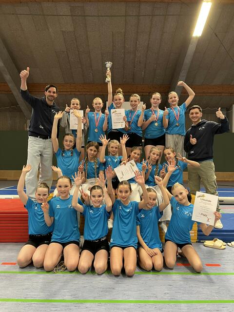 Die Sportlehrer Christian Wimmer (links) und Daniel Knoll (rechts) mit den erfolgreichen Turnerinnen der NÖMS Haidershofen, dritte Reihe (stehend) Mitte „Turnerin des Tages“ Hannah Bachner mit dem Pokal. | Foto: NÖMS Haidershofen