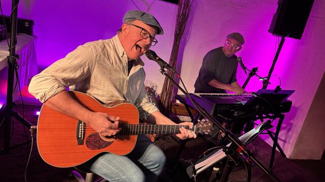Wernfried Gappmayer und Markus Marageter gaben am 27. Februar 2025 im Café Kern in Mauterndorf ein Konzert.  | Foto: pjw