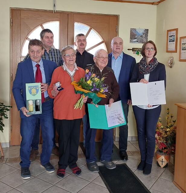 Erwin Kasper, das Jubelpaar Helga und Adolf Graf, Iris Trattner dahinter Erich Wittmann, Thomas Schwarz, Joachim Amon  | Foto: Marktgemeinde Pernersdorf