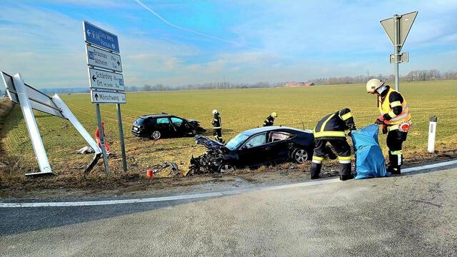 Die beiden Autos wurden durch den Zusammenstoß massiv beschädigt.  | Foto: FF Reichersberg