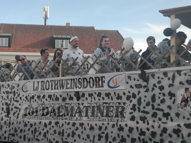 Die 101 Dalmatiner aus Rothweinsdorf beim Umzug. | Foto: Nicole Kaspar