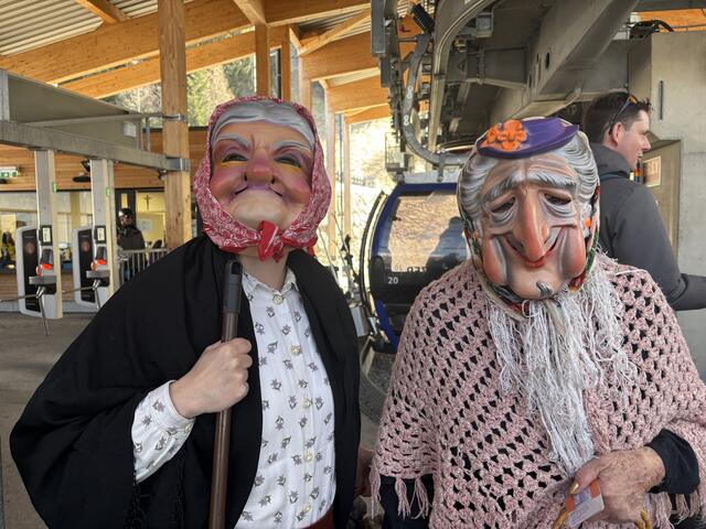 Zwei schaurig-schöne Hexen schwangen sich am Faschingsdienstag auf ihre Besen. | Foto: Kendlbacher