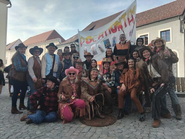 Pocahontas Stamm und Cowboys fröhlich vereint in Horn. | Foto: Nicole Kaspar