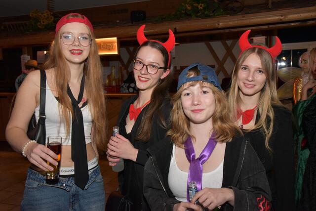 Leonie, Helene, Anja und Pia feiern in der Wösner-Tenne | Foto: Alois Braid/zema-medien.de