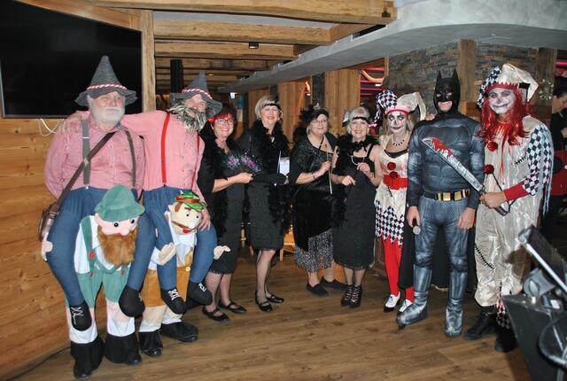 Alle prämierten Masken auf einem Blick - Mit Batman Tom Biegl.  | Foto: Tamara Himsl