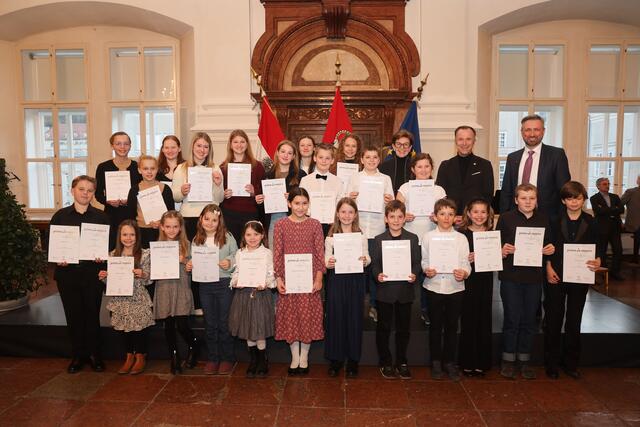 Landtagspräsidentin Brigitta Pallauf, Bürgermeister Bernhard Auinger (Stadt Salzburg) und Thomas Aichhorn (Pädagogisch-Künstlerischer Landesdirektor) gratulierten den jungen Musiktalenten | Foto: Musikum Salzburg / Franz Neumayr