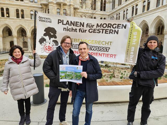 Peter Pelz (2.v.r.) mit Matthias Schönauer (Initiative lebenswertes Unter St. Veit, 2.v.l.) mit Anrainer Georg Tatzreiter (r.) im Rathaus.  | Foto: Verbindungsbahn-besser