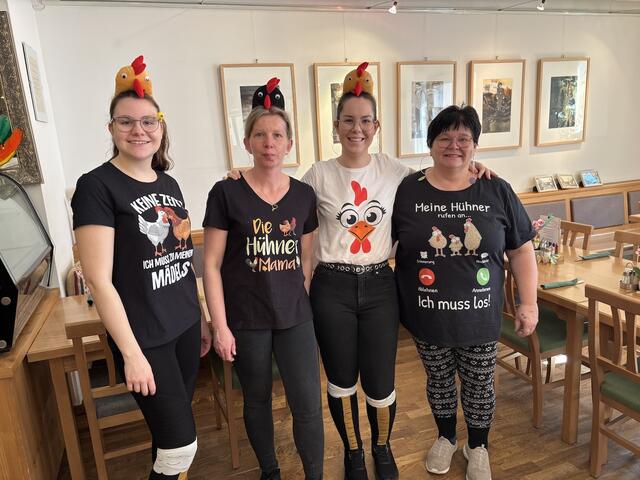 Auch ein Hühnerstall war beim Birkenfelder Fasching mit dabei – bunt, kreativ und voller guter Laune wurde gefeiert!