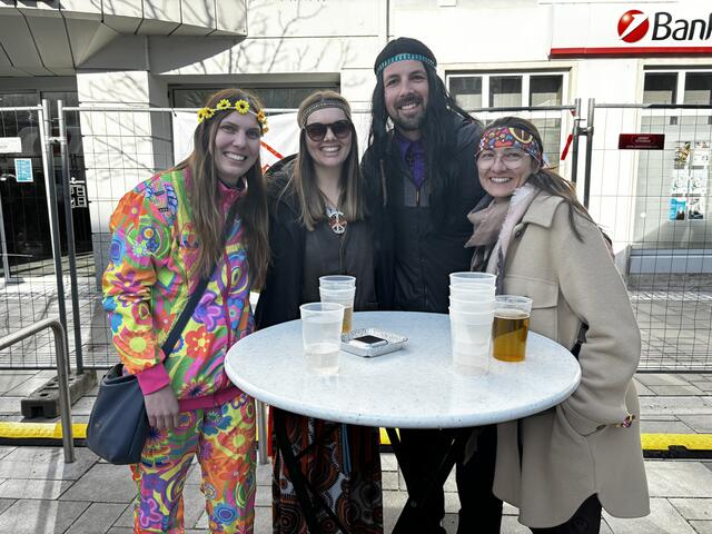 "Blumenkinder" und Hippies am Amstettner Hauptplatz. | Foto: Dietl-Schuller