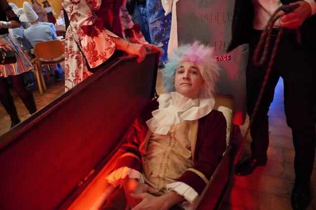 Mozart ist von den Toten wiederauferstanden und sang gleich Rock me Amadeus mit Falco.  | Foto: Alicia Martin Gomez