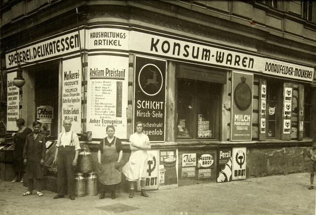 Die "Spezerei und Delikatessen Konsum-Waren Donaufelder Molkerei" in Wien um das Jahr 1930. | Foto: Archiv Seemann / brandstaetter images / picturedesk.com
