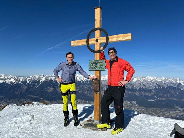 Bgm. Martin Wegscheider mit Helli Erlacher am Gipfelkreuz. | Foto: Kendlbacher