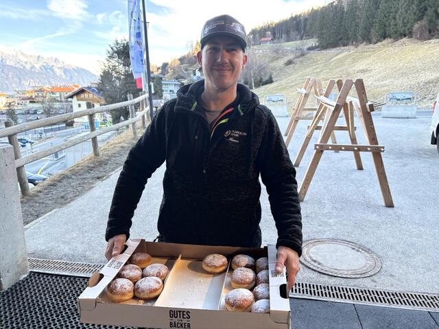 Tolle Sache am Faschingsdienstag: Mitarbeiter der Glungezerbahn begrüßten die Gäste bei der Talstation mit feinen Faschingskrapfen. | Foto: Kendlbacher