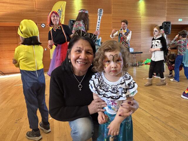 Clarita und Romy hatten beim Kinderfasching sichtlich Spaß und genossen das bunte Treiben. | Foto: Kendlbacher