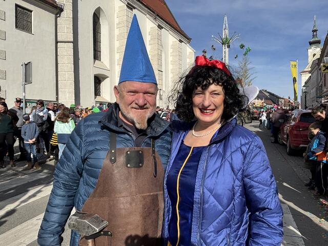 Zwei Märchenfiguren ganz im Zeichen Disneys am Horner Faschingsumzug.  | Foto: Nicole Kaspar