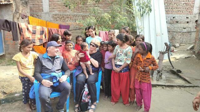 Heinz und Brigitte Söllinger mit ihren Schützlingen in Nepal. | Foto: Söllinger