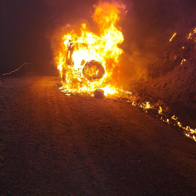 Am Montag am Nachmittag geriet ein Auto bei einer Probefahrt auf der B161 in Brand und brannte vollständig aus. Der Fahrer blieb unverletzt. Die Brandursache ist unbekannt. | Foto: ZOOM.TIROL (Symbolbild)