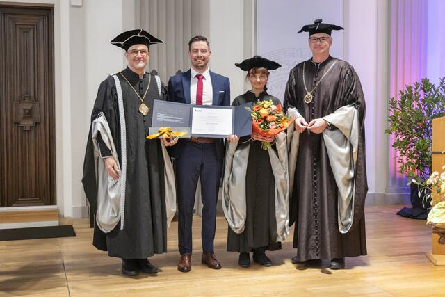 v.l.: Vizerektor Gregor Weihs, Martin Schönthaler, Promotorin Barbara Matuszczak, Dekan Hubert Huppertz (Fakultät für Chemie und Pharmazie)  | Foto: Die Fotografen