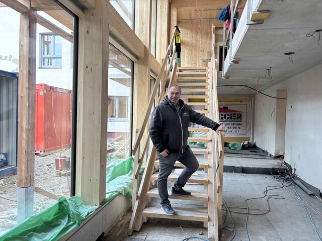 Martin Promok freut sich, dass der Volksschulumbau finanziert werden kann.  | Foto: Fabienne Gruber