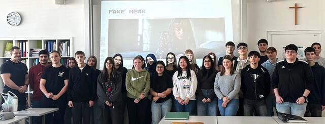 Die 2BK der Bundeshandelsakademie und Bundeshandelsschule Bruck/Leitha hat einen Workshop zum Thema Fake News absolviert. | Foto: bebruck