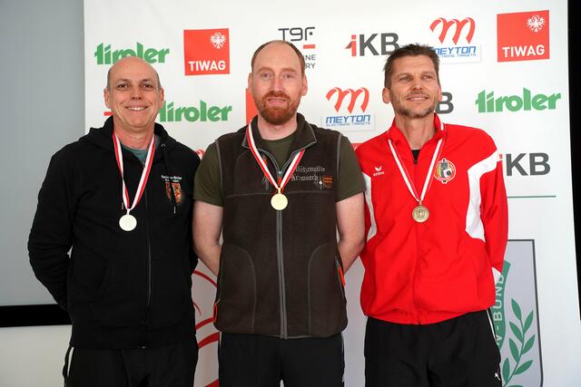Matthias Schneider (SG Kramsach - Mitte) konnte bei den Landesmeisterschaften für Luftpistole Anfang März in Innsbruck vor Rudolf Sailer (links - SG Hall) und Alexander Wutte (rechts - SG Absam) mit der LP5 Gold gewinnen. | Foto: Christian Kramer / TLSB
