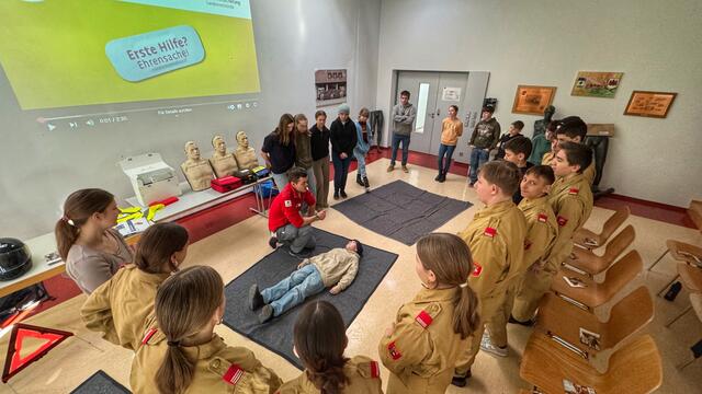 Über zwei Samstage übte die Flachgauer Feuerwehrjugend, wie man richtig Erste Hilfe leistet. | Foto: BSBÖA Bezirk Flachgau, OVI Hasenschwandtner